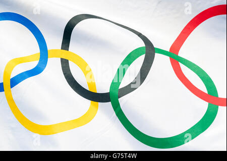 RIO DE JANEIRO - 2. April 2016: Eine olympische Fahne flattert im Wind in heller Sonne im Vorgriff auf die Stadt Gastgeber der Spiele Stockfoto