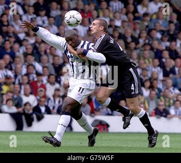 West Bromwich Albion's Jason Roberts spielt mit Fulhams Verteidiger Andy Melville während des FA Barclaycard Premiership Spiels in den Hawthorns, West Bromwich, für den High Ball. Stockfoto