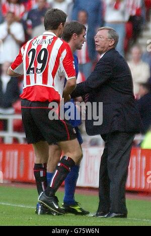 Sir Alex Ferguson (R), Manager von Manchester United, bringt Niall Quinn aus Sunderland (links) von Roy Keane weg. Keane wurde nach einem Zusammenstoß mit Jason McAteer in den letzten Momenten des Unentschieden 1-1 in der heutigen FA Barclaycard Premiership Spiel im Stadium of Light, Sunderland geschickt. Stockfoto