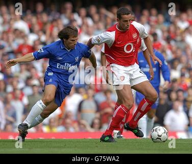 Chelsea's Gianfranco Zola (links) mit Arsenals edu während ihres FA Barclaycard Premiership Matches in Stamford Bridge in London. Arsenal zog 1-1 mit Chelsea. Stockfoto