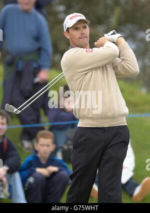 Der Irländer Padraig Harrington übt am 15. Mit zwei Klubs seinen Abschlag, bevor er bei der Dunhill Links Championship 2002 in St. Andrews als gemeinsamer Anführer endet. Stockfoto