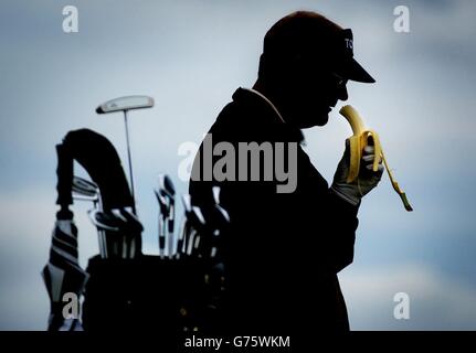 Dunhill Sandy Lyle. Die schottische Sandy Lyle hält am 15. Abschlag bei der Dunhill Links Championship 2002 in St Andrews inne, um eine Banane zu essen. Stockfoto