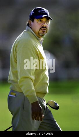 Eduardo Romero beim 2. Am letzten Tag der Dunhill Links Championship 2002 iat St Andrews. Das Turnier wird auf drei Links-Plätzen in Rotation gespielt: Dem Old Course in St Andrews, dem Championship Course in Carnoustie und dem Kingsbarns Golf Links Course. Stockfoto