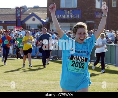 Jane Tomlinson, 38, aus Rothwell in Leeds, bei der Krebs im Endstadium diagnostiziert wurde, beendet den Bupa Great North Run in Newcastle. Jane hat in diesem Jahr bereits an zwei großen Rennen teilgenommen, dem London Marathon im April und dem Triathlon im August, und hat es bisher geschafft, 45,000 für Cancer Research UK zu gewinnen. Stockfoto