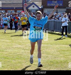 Jane Tomlinson, 38, aus Rothwell in Leeds, bei der eine Krebserkrankung im Endstadium diagnostiziert wurde, beendet den Bupa Great North Run in Newcastle. Jane hat in diesem Jahr bereits an zwei großen Rennen teilgenommen, dem London Marathon im April und dem Triathlon im August, und hat es bisher geschafft, 45,000 für Cancer Research UK zu gewinnen. Stockfoto