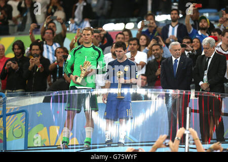 Deutschlands Torwart Manuel Neuer (links) mit Argentiniens Lionel Messi hinterher Sammeln der Golden Glove und Golden Ball Trophäen Stockfoto