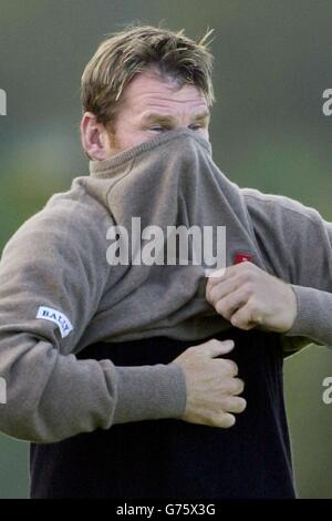 Nick Faldo am 18. Am letzten Tag der Dunhill Links Championship 2002 iat St Andrews. Das Turnier wird auf drei Links-Plätzen in Rotation gespielt: Dem Old Course in St Andrews, dem Championship Course in Carnoustie und dem Kingsbarns Golf Links Course. Stockfoto
