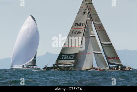 Das britische America's Cup Team GBR Challenge (links) steht bei ihrem Rennen gegen das italienische Syndikat Mascalzone Latino im Hauraki Golf vor Auckland, Neuseeland, im Kopf nach unten, während Prada (rechts) und Victory Challenge auf ihrer Aufwindstrecke antreten. *...GBR lag um 56 Sekunden zurück, als der Flug nach fast zwei Stunden Rennsport abgebrochen wurde, da der Wind allmählich abfiel, obwohl der Wettkampf zwischen Prada und Victory auf der gleichen Strecke mit dem Sieg der gut gekleideten Italiener um zwei Minuten 35 Sekunden beendet wurde. Einige der ersten Rennen wurden aufgrund von übermäßigem Wind abgesagt Stockfoto