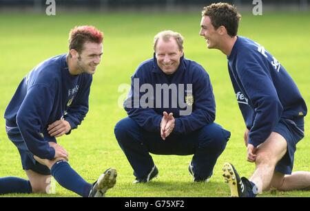 Schottland Team Training. Schottland-Managerin Bertie Vogts chattet mit James McFadden (links) und Maurice Ross (rechts) beim Training des schottischen Teams in Dumbarton. Stockfoto