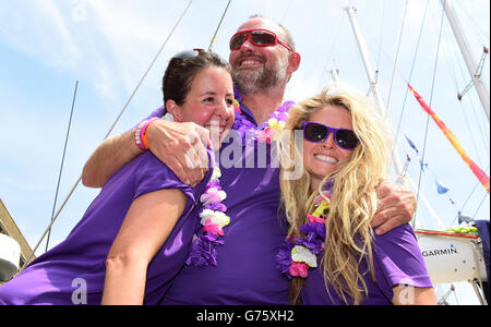 Segeln - Clipper Round the World Race Ziel - London. Die Crew von Derry-Londonderry-Doire feiert die Ankunft nach Hause während des Clipper Round the World Race Finish in London. Stockfoto