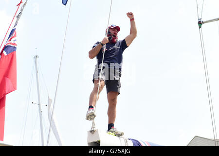 Der britische Ollie Phillips feiert am Ende des Clipper Round the World Race Zieles in London. Stockfoto