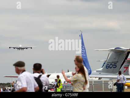 Farnborough International Airshow. Der Airbus A380 kommt an Land, nachdem er auf der Farnborough International Airshow ausgestellt wurde. Stockfoto