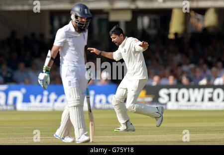 Der indische Murali Vijay (rechts) feiert die Teilnahme am zweiten Test am Lord's Cricket Ground, London, am Wicket des englischen Moeen Ali (links). Stockfoto