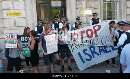 Die pro-palästinensische Demonstranten-Gruppe, London Palestine Action, vor dem Kabinett in Whitehall, im Zentrum von London, nachdem sie heute Nachmittag einen Protest gegen die israelische Militäraktion in Gaza veranstaltet haben. Stockfoto