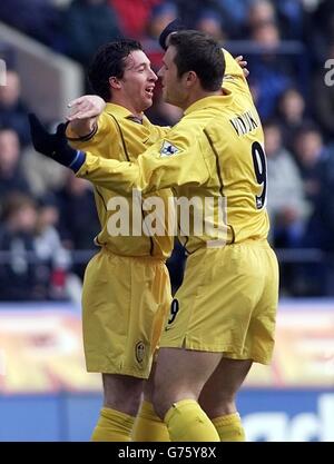 Robbie Fowler von Leeds United feiert sein zweites Tor gegen Bolton, mit Teamkollege Mark Viduka (rechts), während des FA Barclaycard Premiership Spiels im Reebok Stadium. Stockfoto