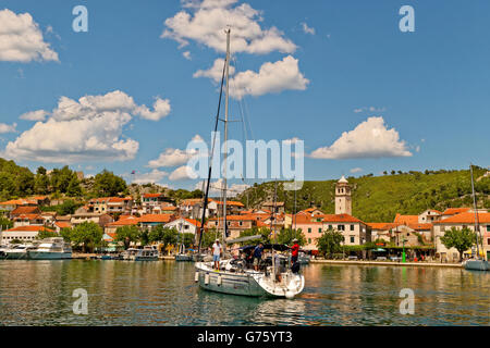 Yacht, die Ankunft in Skradin, der Fluss Cikola über Sibenik, Kroatien Stockfoto