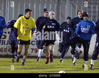 LESEN SIE DEN VOLLSTÄNDIGEN RATGEBER AM ENDE DER BILDUNTERSCHRIFT. Canvey Island Training an diesem Abend, vor ihrem AXA 3. Runde FA Cup Spiel gegen Burnley. Stockfoto