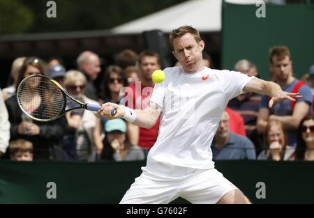 Der Großbritanniens Jonathan Marray im Doppelspiel mit dem Australier John-Patrick Smith gegen den Kolumbier Juan-Sebastian Cabal und den Polen Marcin Matowski am fünften Tag der Wimbledon Championships beim All England Lawn Tennis and Croquet Club in Wimbledon. Stockfoto