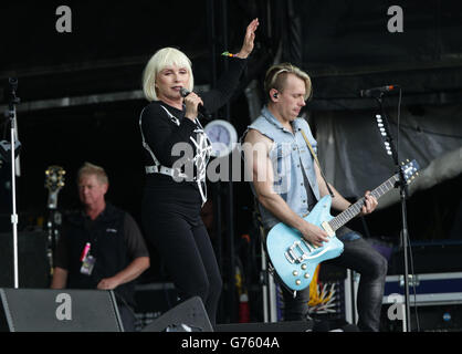 Debbie Harry von Blondie tritt auf der anderen Bühne auf, beim Glastonbury Festival, auf der Worthy Farm in Somerset. Stockfoto