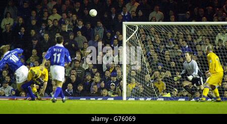 James Scowcroft (links) von Leicester City erzielt seinen zweiten und Leicester-Sieger gegen Mansfield Town in ihrem Spiel im AXA FA Cup in der dritten Runde auf dem Filbert Street Ground von Leicester. Endergebnis: Leicester 2 Mansfield 1. Stockfoto