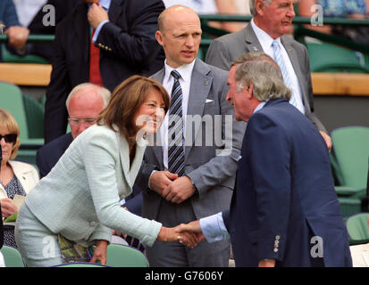 Carole Middleton und Matt Dawson mit Sir Terry Wogan in der königlichen Box auf dem Center Court während des fünften Tages der Wimbledon Championships beim All England Lawn Tennis and Croquet Club, Wimbledon. Stockfoto