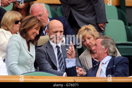 Carole Middleton und Matt Dawson mit Sir Terry Wogan (rechts) in der königlichen Box auf dem Center Court während des fünften Tages der Wimbledon Championships im All England Lawn Tennis and Croquet Club, Wimbledon. Stockfoto