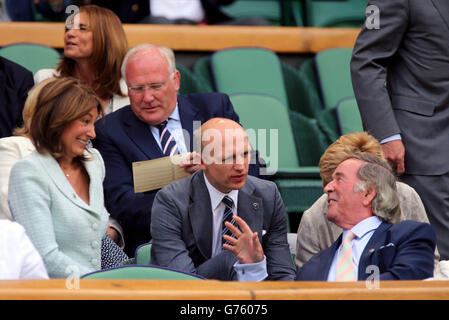 Carole Middleton und Matt Dawson mit Sir Terry Wogan (rechts) in der königlichen Box auf dem Center Court während des fünften Tages der Wimbledon Championships im All England Lawn Tennis and Croquet Club, Wimbledon. Stockfoto