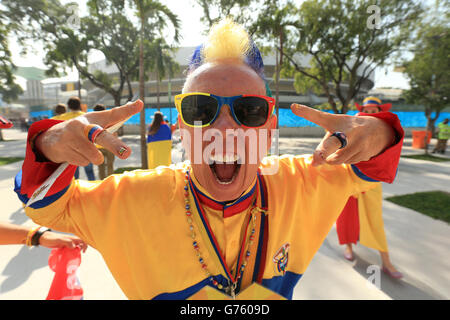 Ein Kolumbien-Fan zeigt seine Unterstützung außerhalb des Bodens vor der FIFA-Weltmeisterschaft, Runde 16 Spiel im Estadio do Maracana, Rio de Janeiro, Brasilien. Stockfoto