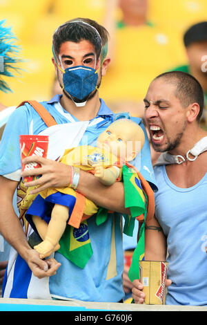 Uruguay-Fans zeigen ihre Unterstützung für Luis Suarez in den Tribünen vor der FIFA WM, Runde 16 Spiel im Estadio do Maracana, Rio de Janeiro, Brasilien. Stockfoto