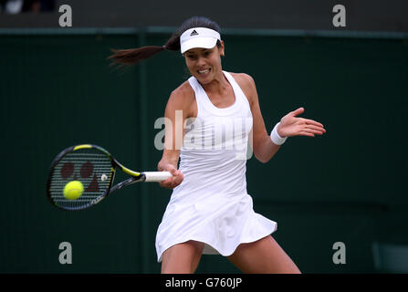 Tennis - Wimbledon Championships 2014 - Tag sechs - All England Lawn Tennis und Croquet Club. Die serbische Ana Ivanovic im Kampf gegen die deutsche Sabine Lisicki Stockfoto