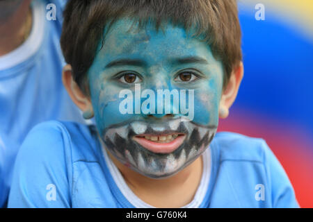 Ein junger Uruguay-Fan zeigt seine Unterstützung in den Tribünen vor der FIFA WM, Runde 16 Spiel im Estadio do Maracana, Rio de Janeiro, Brasilien. Stockfoto