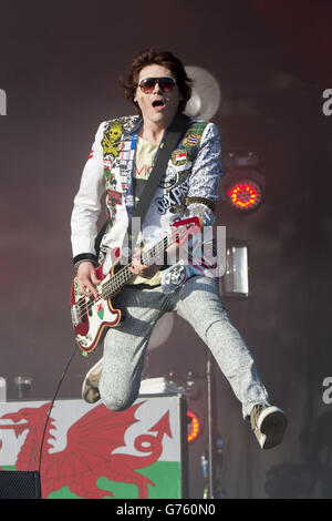 Nicky Wire von den Manic Street Preachers, die beim Glastonbury Festival auf der Worthy Farm in Somerset auftreten. Stockfoto