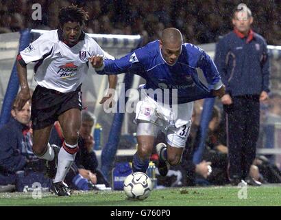 Ipswich's Marcus Bent (Mitte), beobachtet von Manager George Burley (Hintergrundtracksuit), geht vor Fulhams Rufus Brevett während ihres FA Barclaycard Premiership Spiels in der Portman Road, Ipswich, auf den Ball. Stockfoto