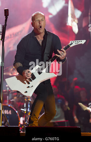 James Hetfield von Metallica tritt auf der Pyramid Stage beim Glastonbury Festival auf, auf der Worthy Farm in Somerset. Stockfoto