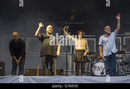 The Pixies (von links) Joey Santiago, Black Francis, Paz Lenchantin und David Lovering auf der Bühne beim Glastonbury Festival, auf der Worthy Farm in Somerset. Stockfoto