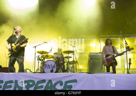 The Pixies (von links) Black Francis, David Lovering, Paz Lenchantin auf der Bühne beim Glastonbury Festival, auf der Worthy Farm in Somerset. Stockfoto