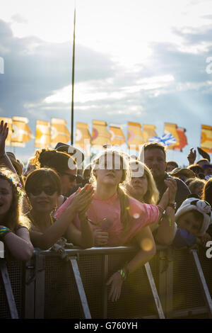 Glastonbury Festival 2014 - Tag 2. Die Menge beobachtet die Pixies beim Glastonbury Festival auf der Worthy Farm in Somerset. Stockfoto