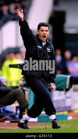 Derby-Manager John Gregory feiert nach Derby-Score, während ihres FA Barclaycard Premiership-Match auf Derby's Pride Park Ground. Derby (1) / Tottenham Hotspur (0). 17/03/03 : Derby County Manager John Gregory, der mit einem fünf-Match-Touchline-Verbot und eine 7,500 Geldstrafe von der Football Association getroffen wurde. Gregory wurde für die Verwendung von beleidigenden und beleidigenden Sprache gegenüber dem vierten Beamten während der First Division Spiel mit Portsmouth in Fratton Park am 8. Februar bestraft. Eine disziplinarkommission der FA befasste sich mit der Angelegenheit nach dem ehemaligen Chef der Aston Villa Gregory, der es war Stockfoto