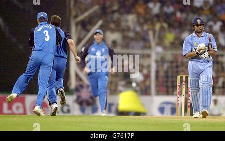 Der englische Kapitän Nasser Hussain feiert die Entlassung des indischen Schlagmanns Sachin Tendulkar während der 6. Eintägigen Internationalen im Wankhede Stadium, Bombay, Indien. Stockfoto