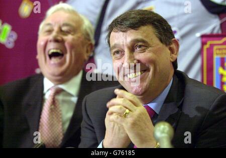 Graham Taylor (R) und Doug Ellis, Vorsitzender der Aston Villa, bei einer Pressekonferenz im Villa Park, Birmingham, nachdem er zum neuen Manager des Clubs ernannt wurde. Der ehemalige Manager Englands hat in Folge mit John Gregory einen zweieinhalbjährigen Vertrag als Chef übernommen. Stockfoto