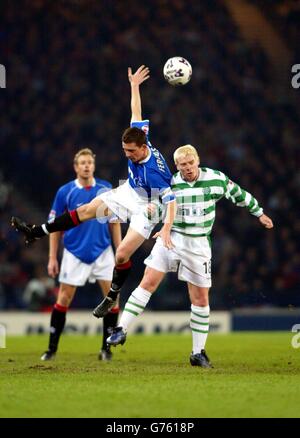 Neil Lennon von Celtic verwechselt sich in der ersten Hälfte des Halbfinales der Old Firm CIS im Hampden Park Stadium in Glasgow mit dem Rangers-Star Barry Ferguson in einer Luftschlacht. Stockfoto