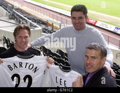 Derby County Manager John Gregory (Mitte) steht mit Robert Lee (links) zusammen, der als neuer Derby County-Spieler neben dem ehemaligen Newcastle-Teamaten Warren Barton, der letzte Woche bei einer Pressekonferenz im Pride Park dabei war, vorgestellt wird. Stockfoto