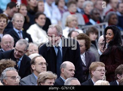 Englands Fußball-Teamchef Sven-Goran Eriksson kommt mit seiner Partnerin Nancy Dell'Olio (L) und seinem Assistenten Tord Grip, um sich das Davis-Cup-Spiel zwischen dem Briten Tim Henman und dem Schweden Jonas Bjorkman anzusehen. * ... in der Eröffnungsrunde ihres World Group Spiels in der National Indoor Arena, Birmingham. Stockfoto