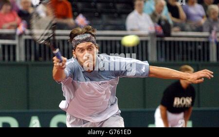 Der Schwede Thomas Enqvist kämpft beim zweiten Spiel im Davis-Cup-Weltgruppenspiel in der National Indoor Arena in Birmingham darum, einen Aufschlag des Briten Greg Rusedski zu erreichen. Stockfoto