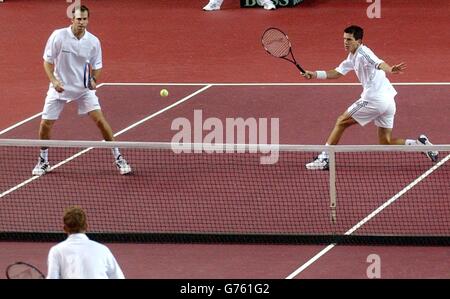 Der britische Tim Henman (rechts) schlägt einen Volley weg, als er am zweiten Tag des Davis-Cupmatches in der National Indoor Arena in Birmingham mit Greg Rusedski gegen den Schweden Jonas Bjorkman und Thomas Johansson im Doppel spielt. Stockfoto