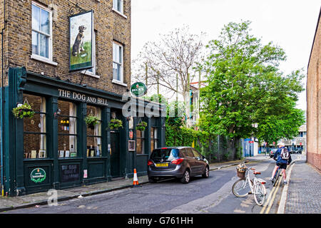 "Hund und Bell" traditionelles englisches Pub-Außenansicht und senior woman Radfahrer, Deptford, London Stockfoto