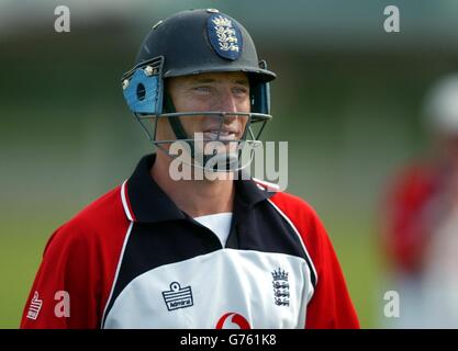 England-Skipper Nasser Hussain bei einer Netzsitzung in Napier, Neuseeland, vor dem dritten Eintagesinternational gegen Neuseeland. Stockfoto