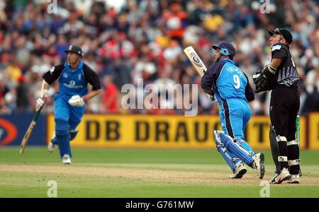 Der englische Graham Thorpe (zweite rechts) und Nick Knight beim dritten eintägigen International im McLean Park in Napier in Aktion. England war der erste Schläger und erzielte 244 für 5 Wickets mit Nick Knight Topscorer mit 80 Läufen. Stockfoto