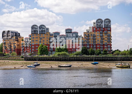 Greenwich Halbinsel, London. Moderne Luxus Neubau am Fluss Wohnhäuser entlang der Themse Stockfoto