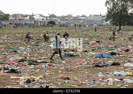 Der Wurf streute sich um den Pyramid Stage Bereich, als die Aufreinigung vor Ort beginnt, beim Glastonbury Festival, auf der Worthy Farm in Somerset. Stockfoto